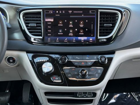 Used 2023 Chrysler Pacifica Touring-L image 17