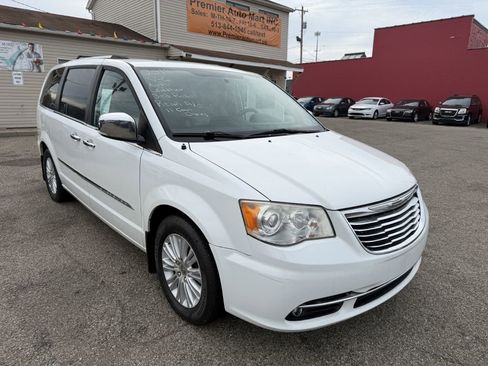 Used 2014 Chrysler Town & Country Limited w/ Luxury Group image 6
