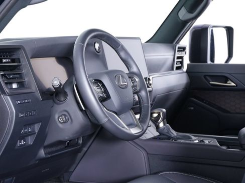 Used 2025 Lexus GX 550 w/ Accessory Package (2T) AWD/4WD image 4