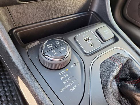 Used 2019 Jeep Cherokee Trailhawk image 22