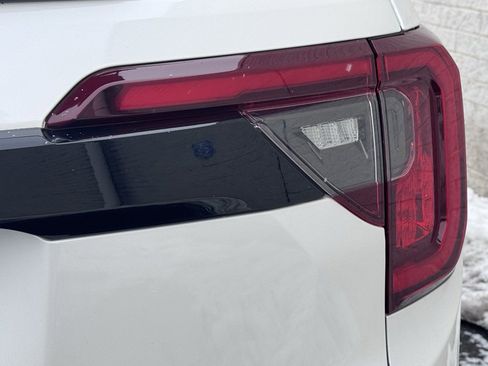 Used 2022 GMC Acadia SLT w/ Elevation Edition image 11