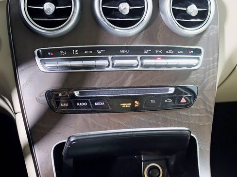 Used 2019 Mercedes-Benz GLC 300 4MATIC image 25