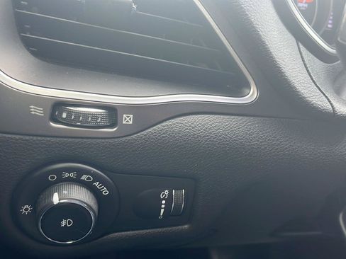 Used 2019 Jeep Cherokee Latitude w/ Cold Weather Group AWD/4WD image 13
