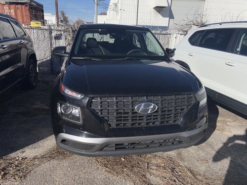 Used 2023 Hyundai Venue SE image 2