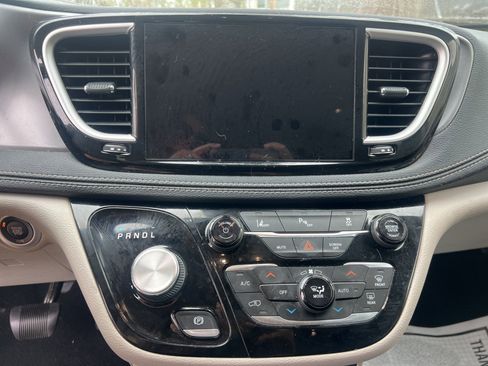 Used 2022 Chrysler Pacifica Touring-L image 18