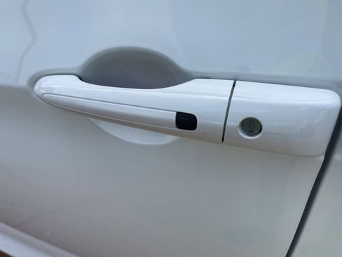 Used 2024 Chrysler Pacifica Select image 11