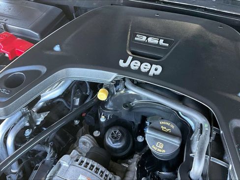 Used 2019 Jeep Wrangler Unlimited Sahara AWD/4WD image 32