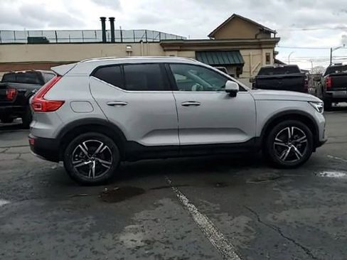 Used 2025 Volvo XC40 B5 Core image 8
