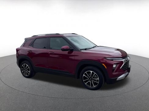Used 2025 Chevrolet TrailBlazer LT image 2