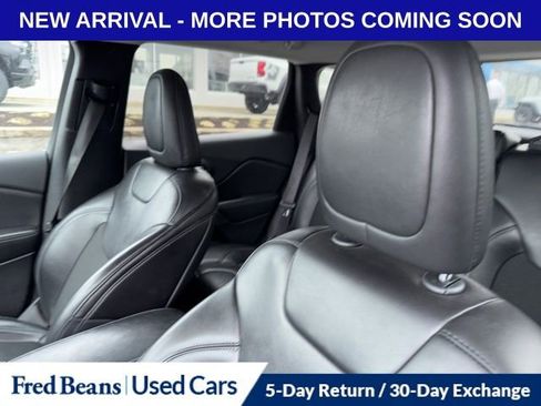 Used 2019 Jeep Cherokee Latitude Plus w/ Comfort/Convenience Group image 9