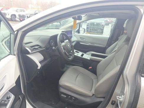 Used 2025 Toyota Sienna XLE image 15