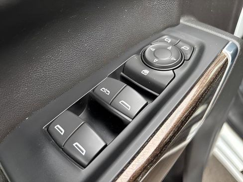 Used 2022 Chevrolet Silverado 1500 LT w/ Z71 Off-Road Package image 12