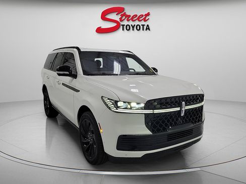 Used 2025 Lincoln Navigator Reserve w/ Jet Appearance Package AWD/4WD image 5