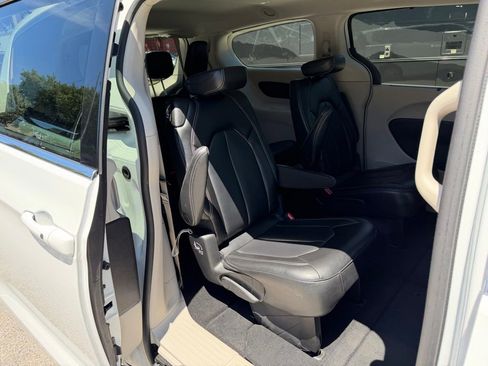 Used 2023 Chrysler Pacifica Touring-L image 30