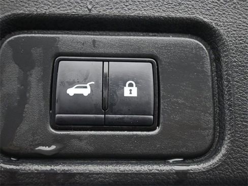 Used 2025 Nissan Pathfinder SV image 18