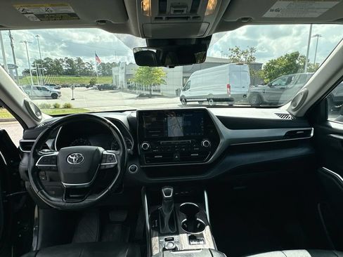 Used 2021 Toyota Highlander Platinum AWD/4WD image 3