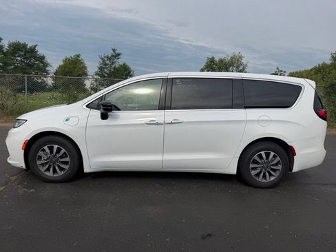 Used 2024 Chrysler Pacifica Limited FWD image 9