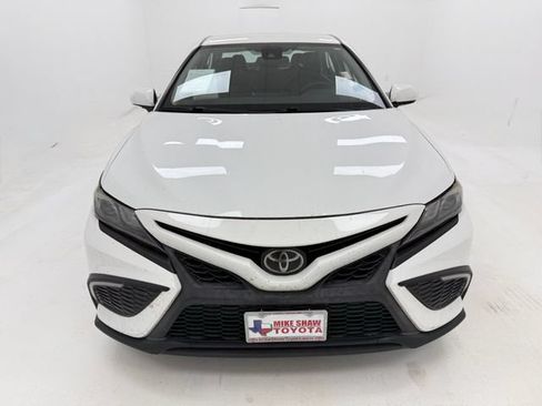 Used 2022 Toyota Camry SE FWD image 3