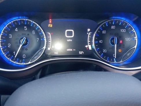 Used 2018 Chrysler Pacifica Touring-L Plus w/ Tire & Wheel Group image 13