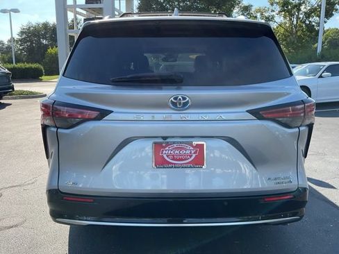 Used 2022 Toyota Sienna Platinum AWD/4WD image 9