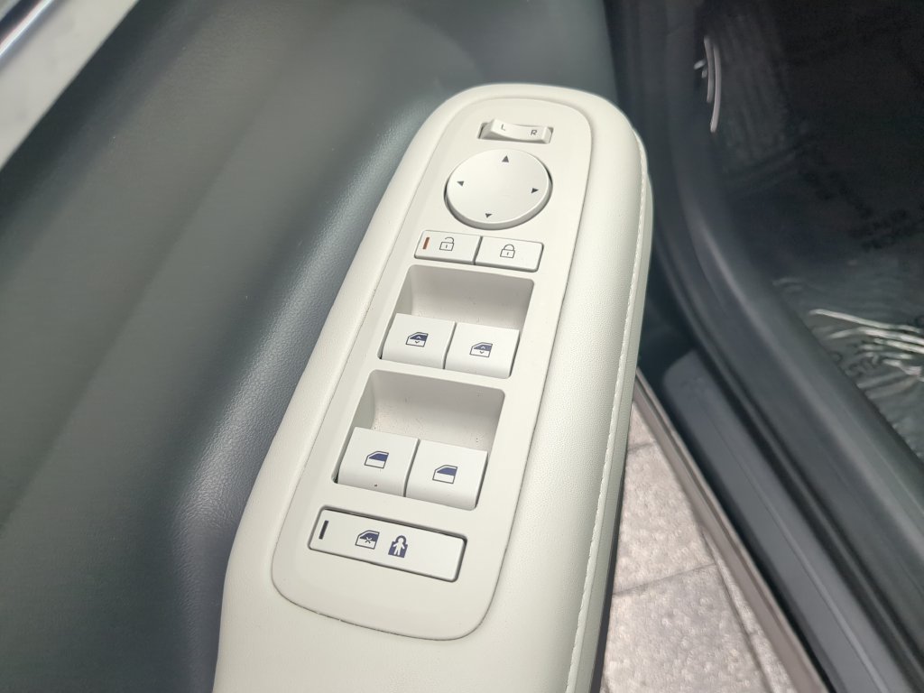 Used 2025 Hyundai Santa Fe SEL FWD image 16