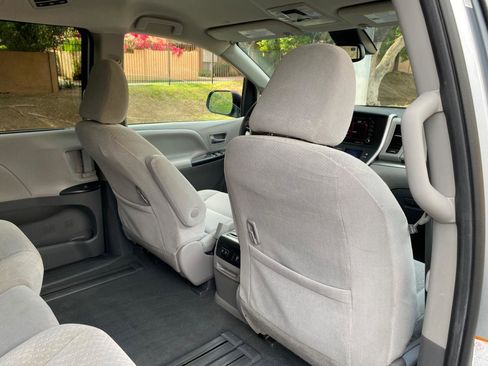 Used 2020 Toyota Sienna LE w/ LE Preferred Package image 49