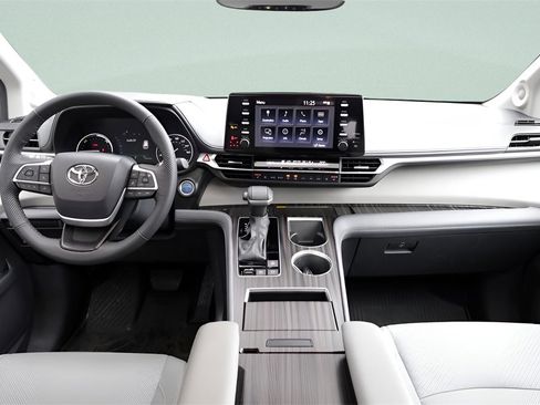 Certified 2024 Toyota Sienna Limited image 33