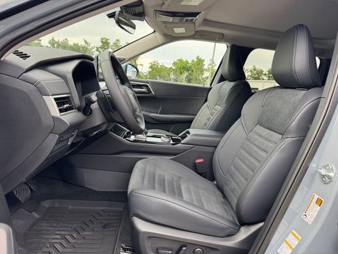 New 2025 Mitsubishi Outlander SE image 14