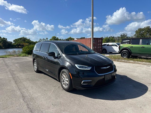 Used 2025 Chrysler Pacifica Select FWD image 1