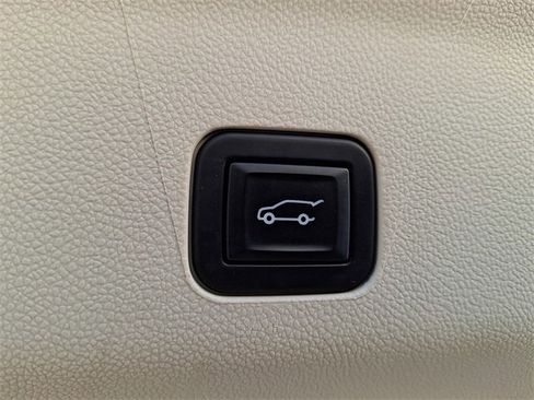 Certified 2022 Cadillac Escalade Premium Luxury Platinum image 37