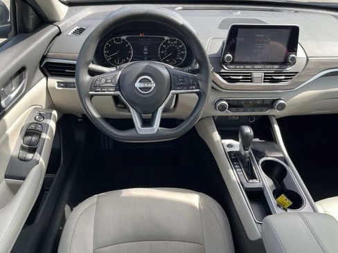 Used 2024 Nissan Altima 2.5 SV FWD image 13