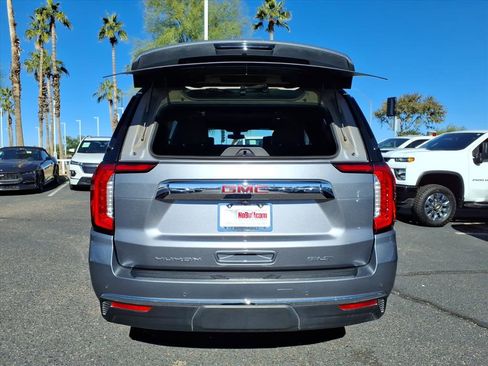 Used 2021 GMC Yukon XL SLT w/ SLT Premium Package image 11