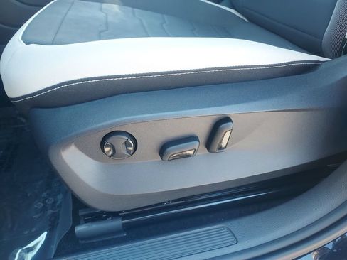 Certified 2025 Volkswagen Taos SE AWD/4WD image 24