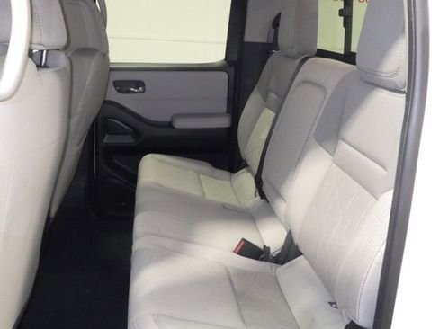 Used 2025 Nissan Frontier SV w/ SV Convenience Package image 7