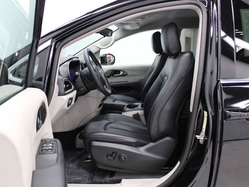Used 2024 Chrysler Pacifica Touring-L FWD image 7