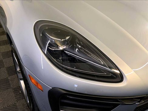 Certified 2025 Porsche Macan image 12