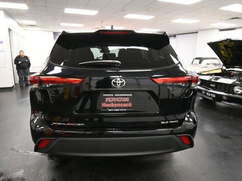 Certified 2023 Toyota Highlander XLE image 6