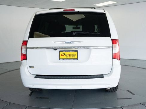 Used 2015 Chrysler Town & Country Touring-L image 8