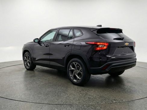 Used 2025 Chevrolet Trax LT w/ LT Convenience Package FWD image 6