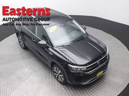 Used 2024 Volkswagen Taos SE FWD image 3