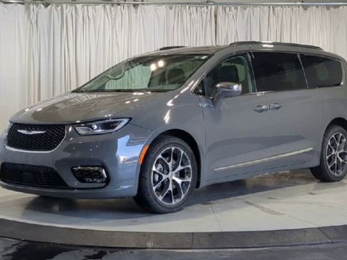 Used 2021 Chrysler Pacifica Limited w/ Uconnect Theater Family Group AWD/4WD image 5