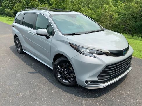Used 2024 Toyota Sienna XLE Woodland Edition AWD/4WD image 3