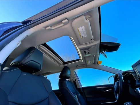 Used 2021 Toyota RAV4 XLE Premium image 13