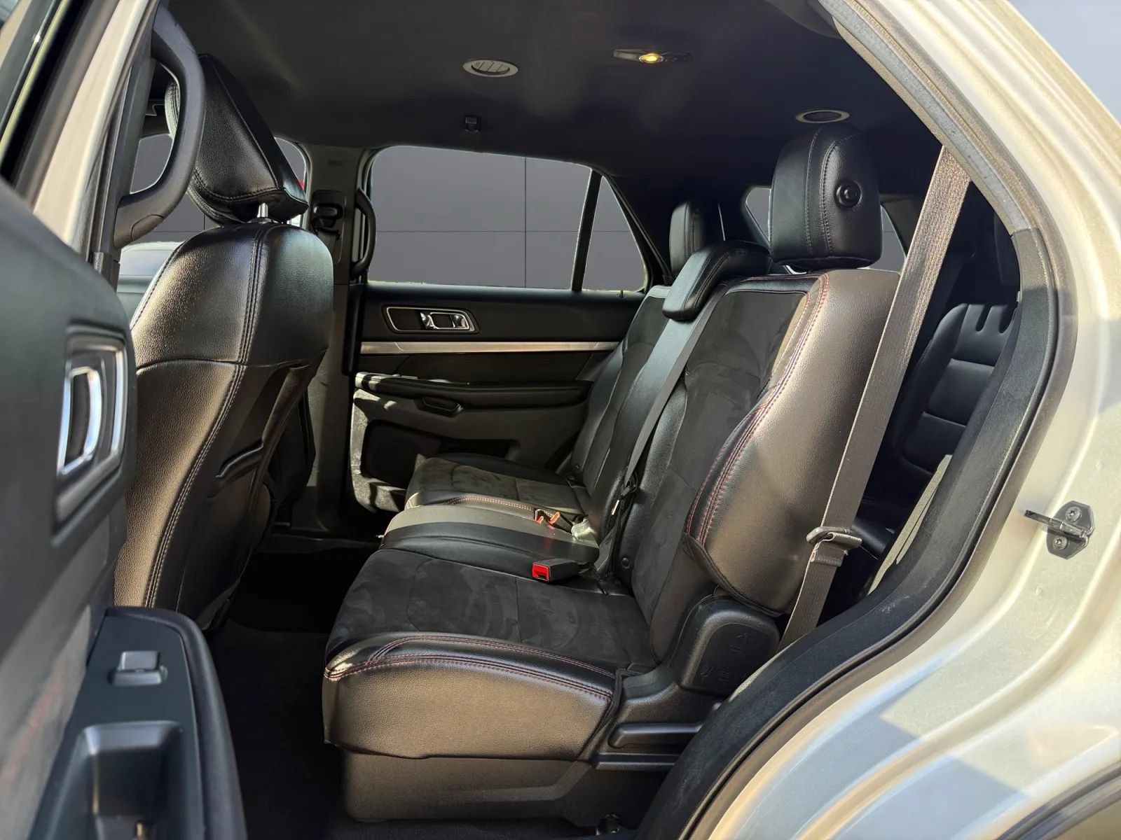 Used 2019 Ford Explorer XLT w/ Equipment Group 202A AWD/4WD image 20