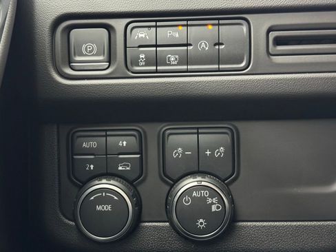 Used 2023 Chevrolet Suburban RST w/ Luxury Package AWD/4WD image 23
