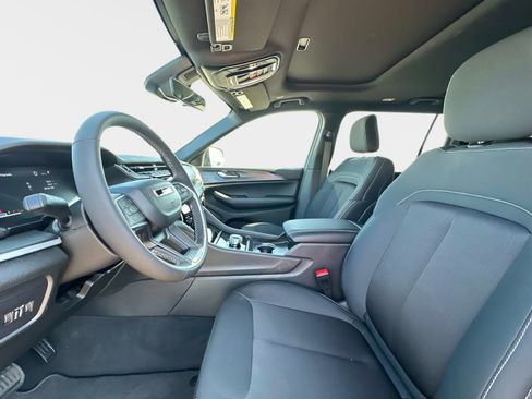 New 2025 Jeep Grand Cherokee L Laredo w/ Luxury Tech Group I image 23