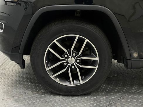 Used 2018 Jeep Grand Cherokee Limited image 36