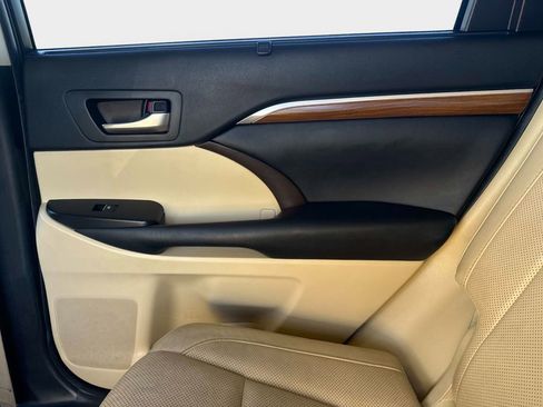 Used 2019 Toyota Highlander Limited image 12