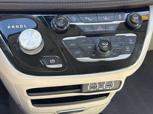 Used 2021 Chrysler Pacifica Touring-L FWD image 17