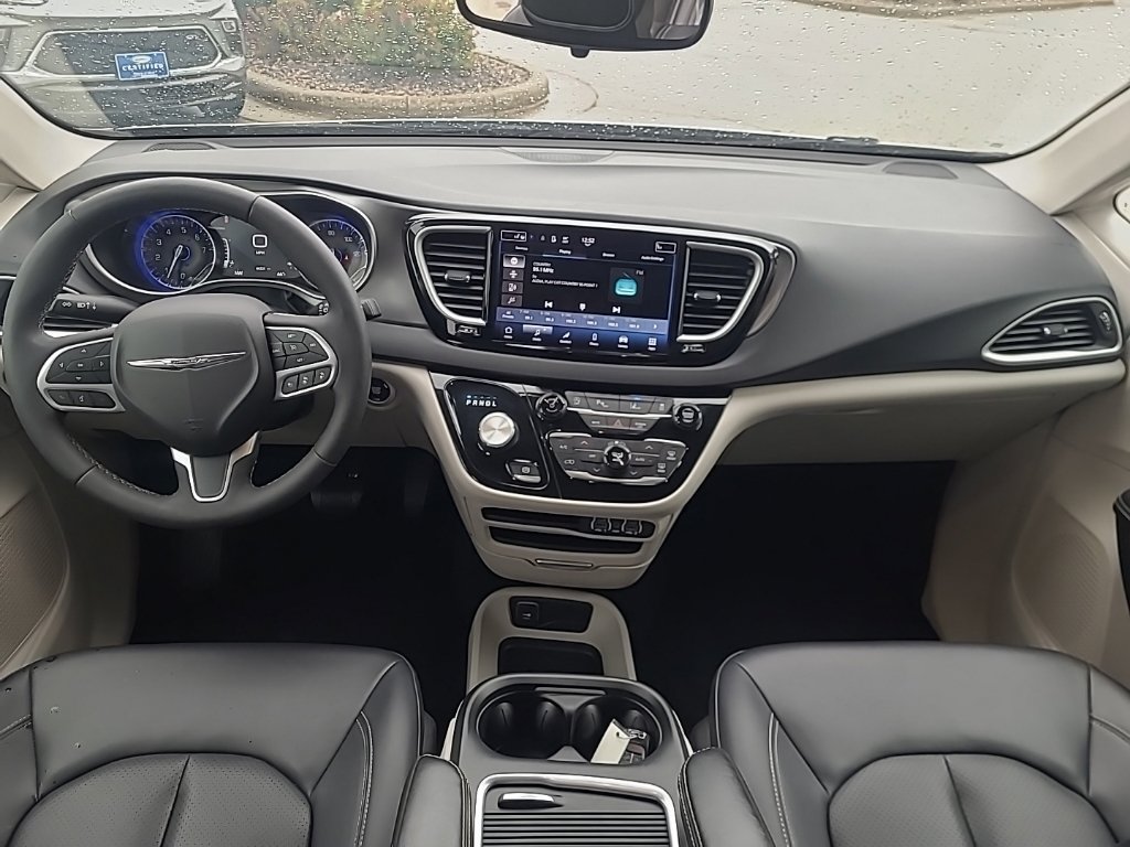 Used 2024 Chrysler Pacifica Touring-L FWD image 13